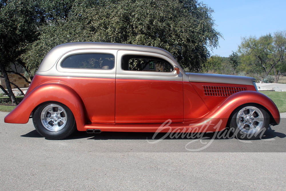 1935 FORD CUSTOM 2-DOOR SEDAN - Side Profile - 252407