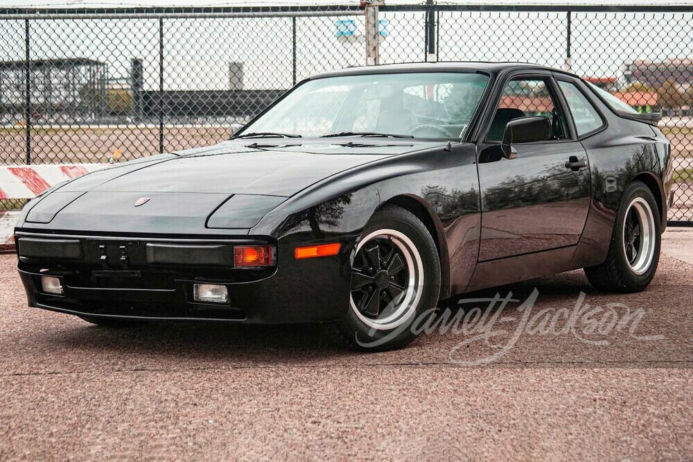 1983 PORSCHE 944 - Front 3/4 - 256665