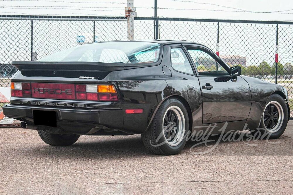 1983 PORSCHE 944 - Rear 3/4 - 256665