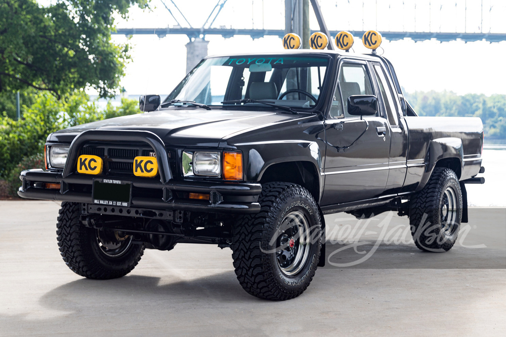 1985 TOYOTA SR5 PICKUP BACK TO THE FUTURE TRIBUTE Front 3 4 256694