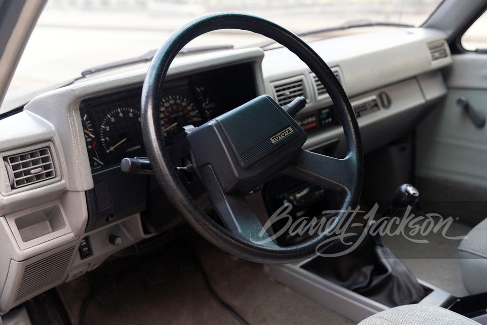 1985 TOYOTA SR5 PICKUP "BACK TO THE FUTURE" TRIBUTE - Interior - 256694