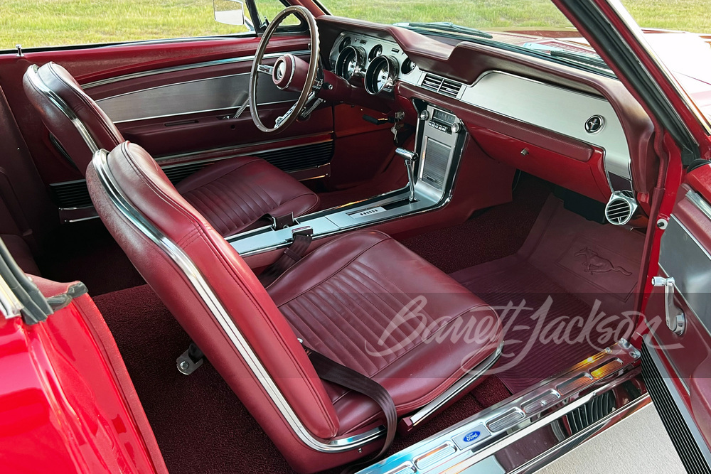1967 FORD MUSTANG FASTBACK - Interior - 260324