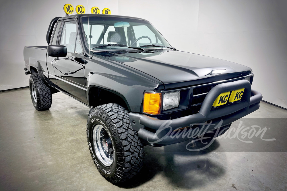 1986 TOYOTA PICKUP "BACK TO THE FUTURE" TRIBUTE - Front 3/4 - 260434