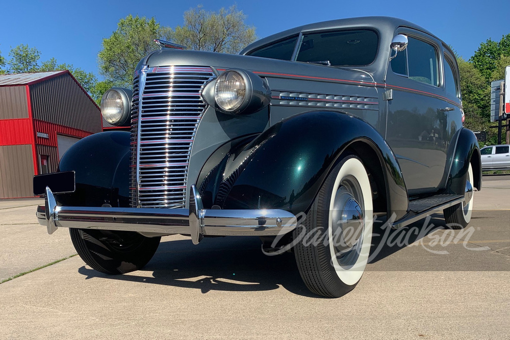1938 CHEVROLET MASTER DELUXE SEDAN - Front 3/4 - 260645