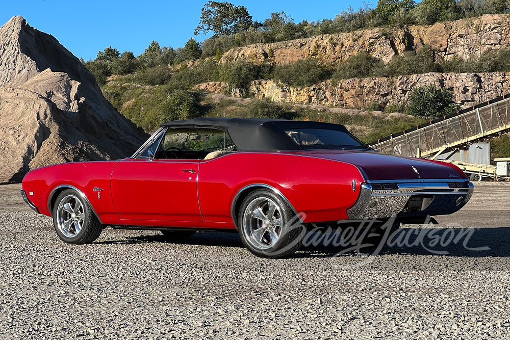 1968 OLDSMOBILE CUTLASS CONVERTIBLE - Rear 3/4 - 260811