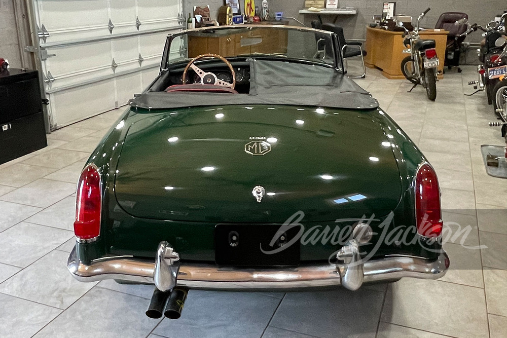 1967 MG MGB ROADSTER - Rear 3/4 - 261113