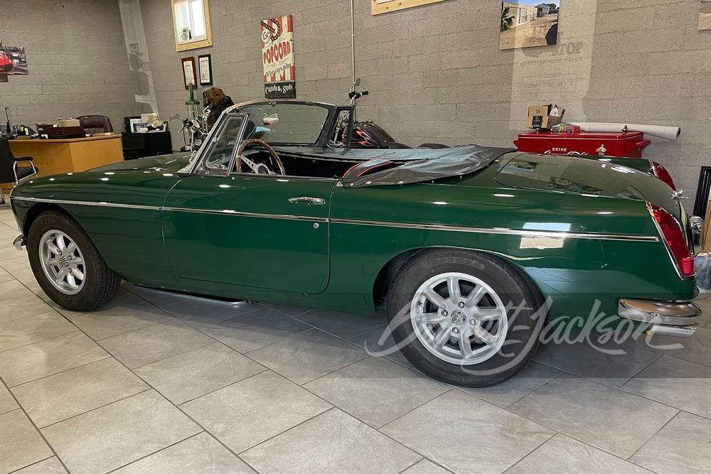 1967 MG MGB ROADSTER - Side Profile - 261113