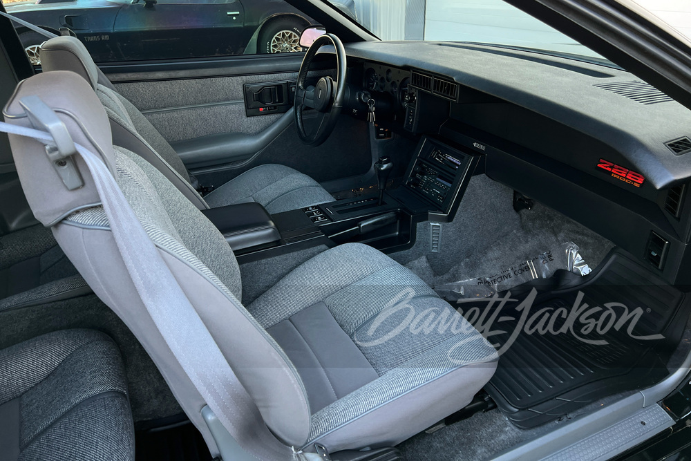 1988 CHEVROLET CAMARO IROC-Z - Interior - 261513