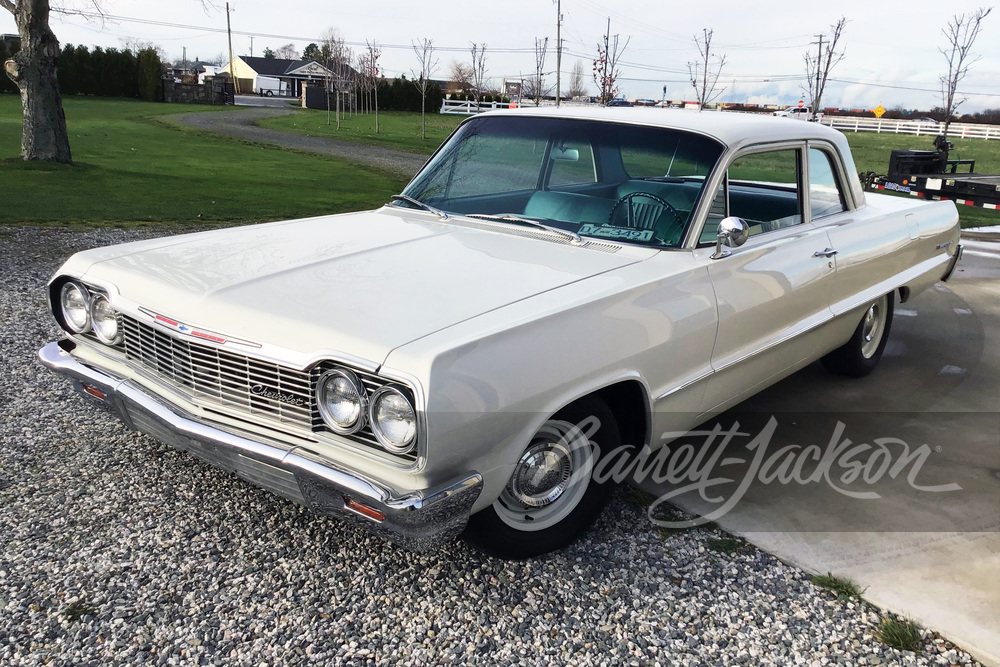 1964 CHEVROLET BISCAYNE 2-DOOR POST - Front 3/4 - 261737
