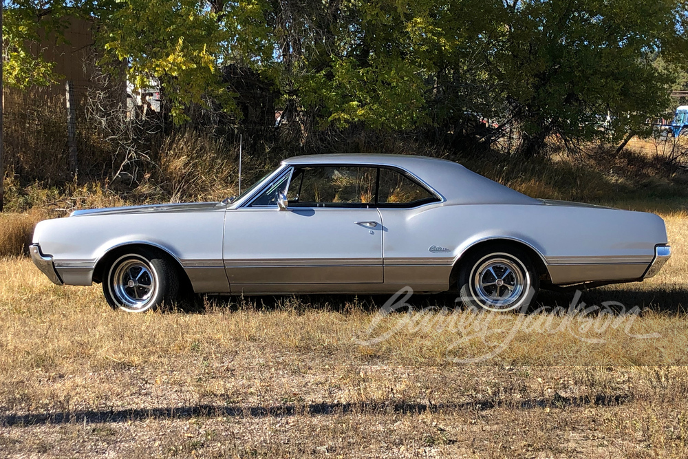 1966 OLDSMOBILE CUTLASS - Side Profile - 261768