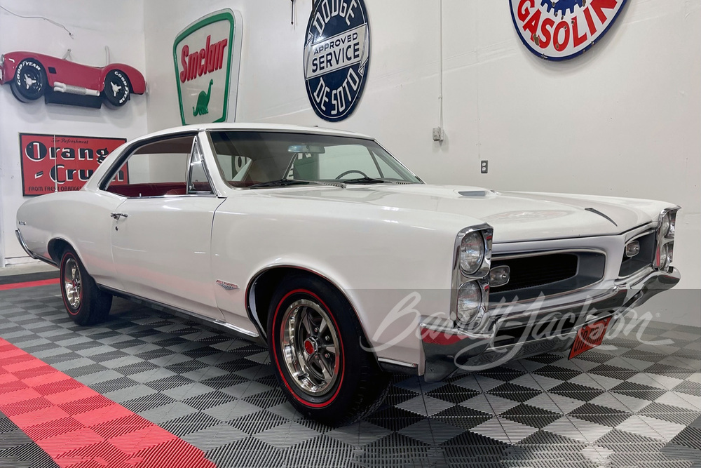 1966 PONTIAC GTO - Front 3/4 - 261873
