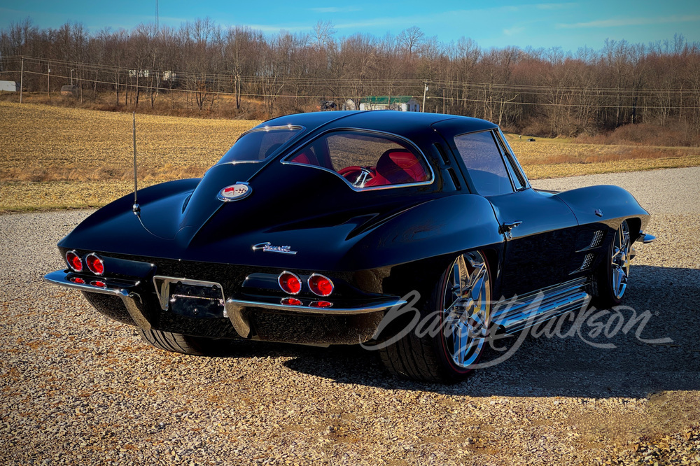 1963 CHEVROLET CORVETTE CUSTOM SPLIT-WINDOW COUPE - Rear 3/4 - 263059