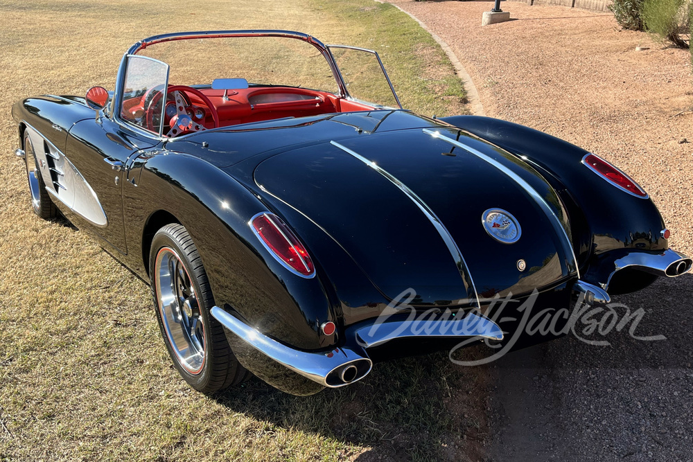 1958 CHEVROLET CORVETTE CUSTOM ROADSTER - Rear 3/4 - 263701