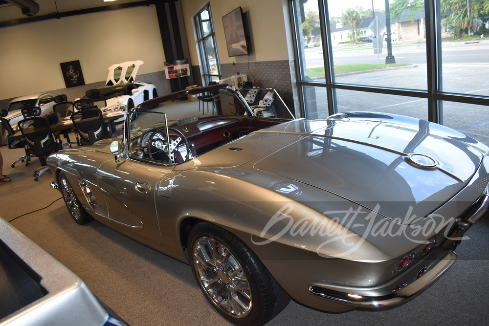 1961 CHEVROLET CORVETTE CUSTOM CONVERTIBLE - Rear 3/4 - 267208