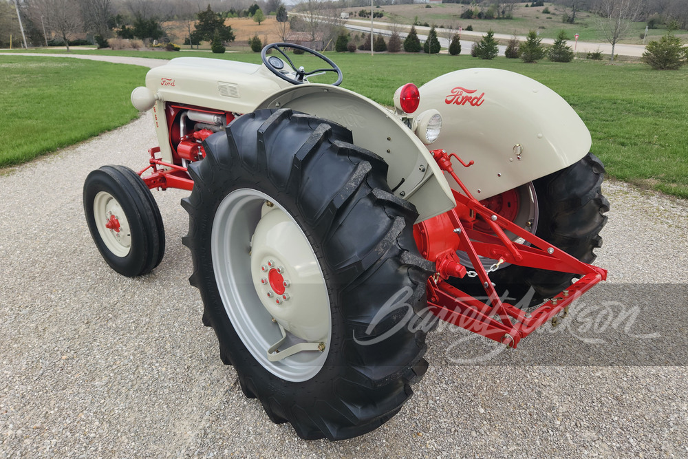 1955 FORD 860 TRACTOR - Rear 3/4 - 269672