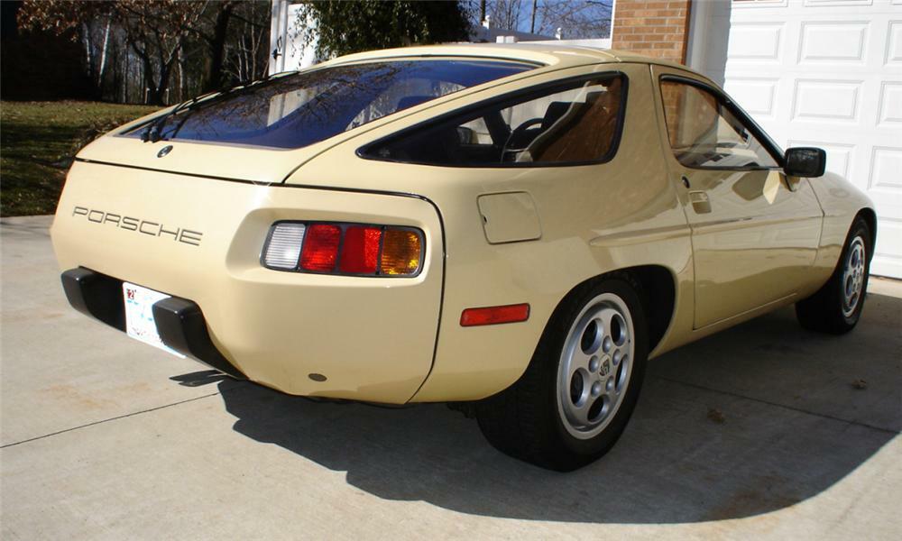1981 PORSCHE 928 COUPE - Rear 3/4 - 40071