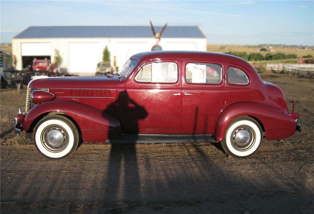 1938-pontiac-4-door-sedan-side-profile-79647