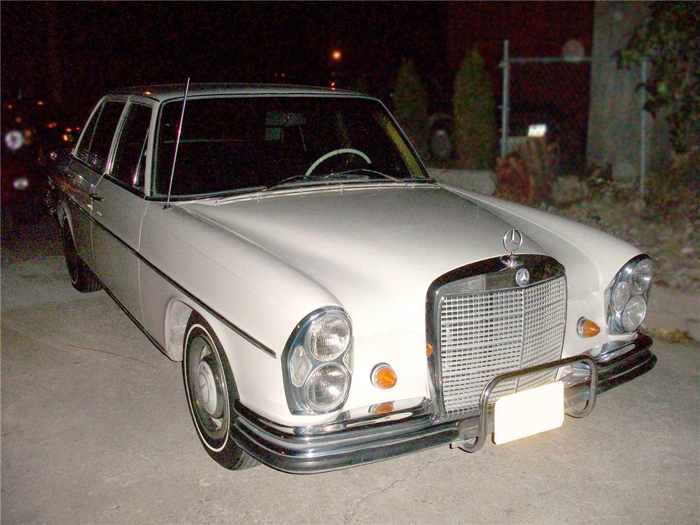 1966 MERCEDES-BENZ 250S SEDAN - Front 3/4 - 79874