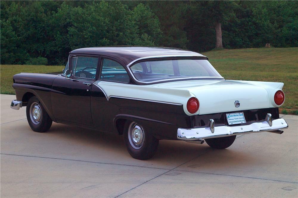 1957 FORD CUSTOM 2 DOOR HARDTOP - Rear 3/4 - 81593