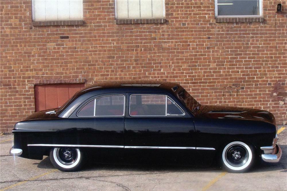 1950 FORD CUSTOM 2 DOOR SEDAN - Side Profile - 81884