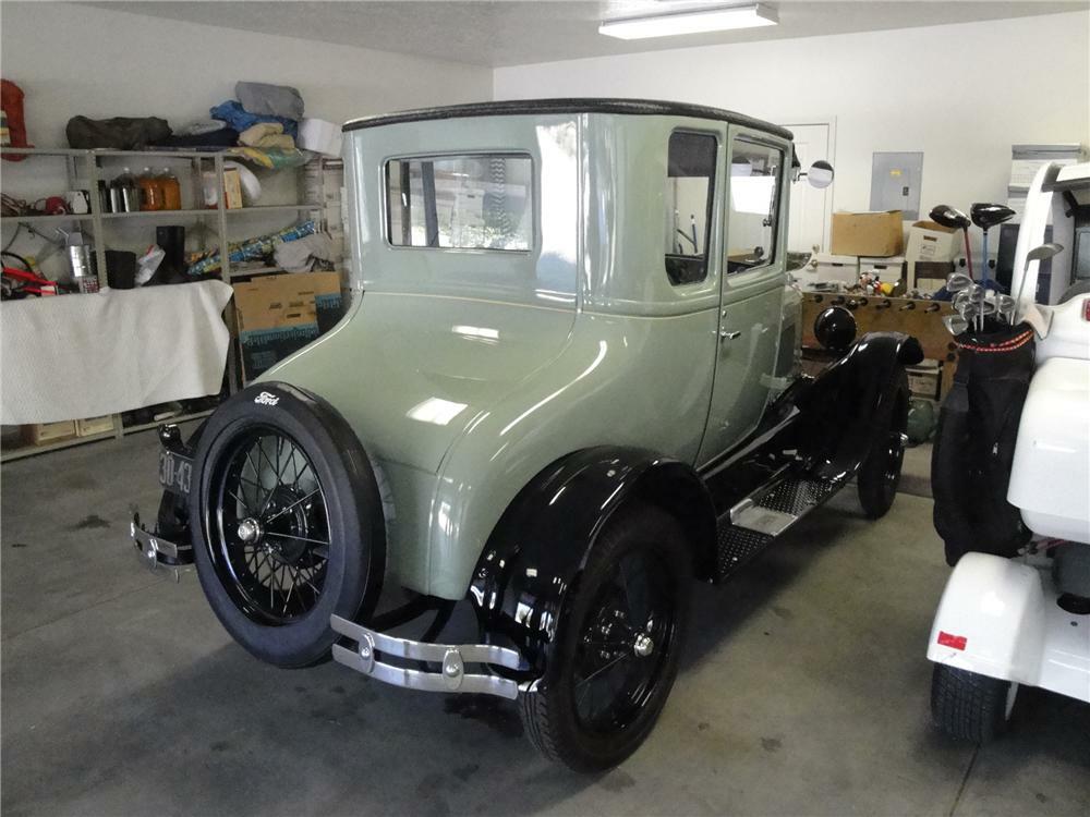 1927 FORD MODEL T COUPE - Rear 3/4 - 91684