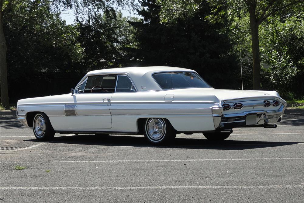 1962 OLDSMOBILE STARFIRE 2 DOOR HARDTOP - Rear 3/4 - 97244