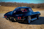 1963 CHEVROLET CORVETTE CUSTOM SPLIT-WINDOW COUPE - Rear 3/4 - 263059