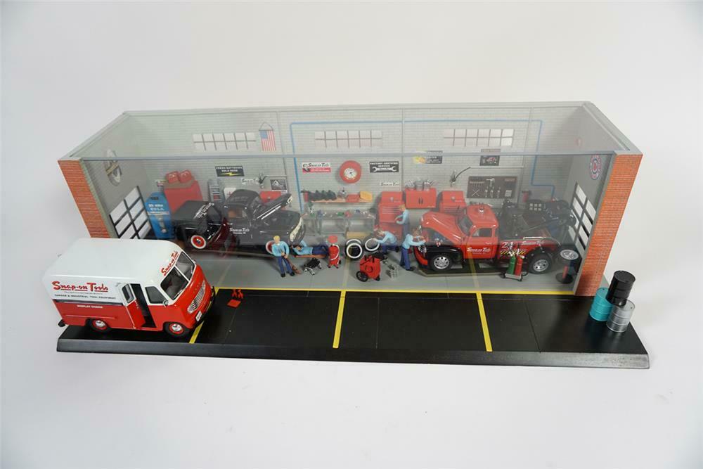 Snap-On 1:43 3台セット Diorama ジオラマ 187750_Auto_Front_3-4_Web.jpg