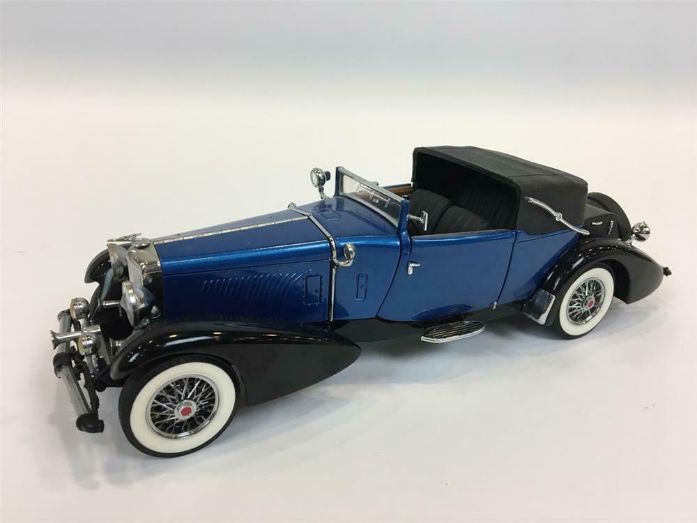 1933 Duesenberg J Victoria convertible 1:24 scale die-cast model