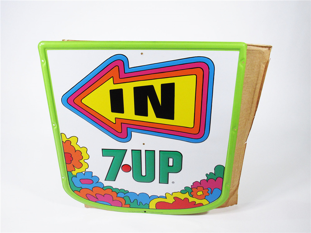1970 7UP DRIVE-IN ENTRANCE ARROW EMBOSSED TIN SIGN - Automobilia