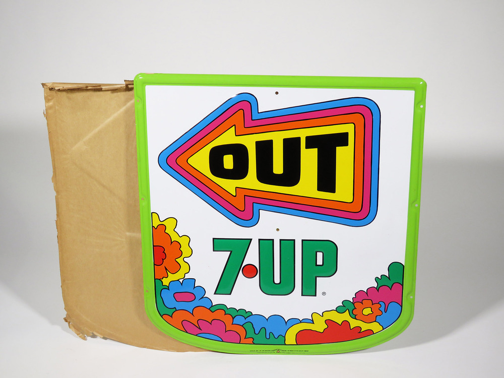 1971年　7up ステッカーサイン　ピーターマックス　アメトイ　ガレージ 1970 7UP DRIVE-IN 'OUT' ARROW TIN SIGN - Automobilia | Barrett