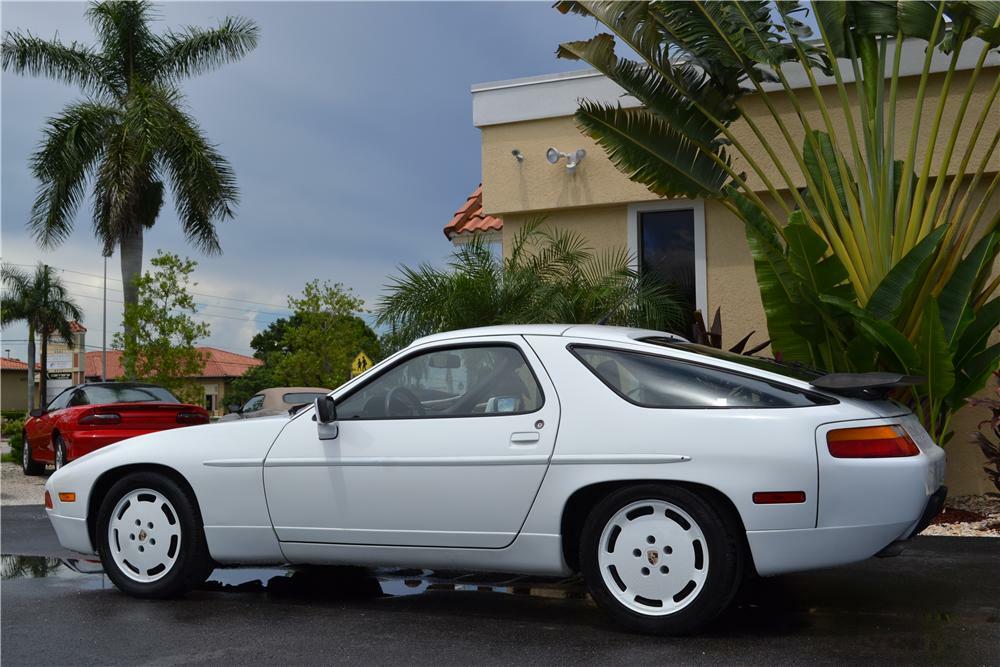1990 Porsche 928 image 1