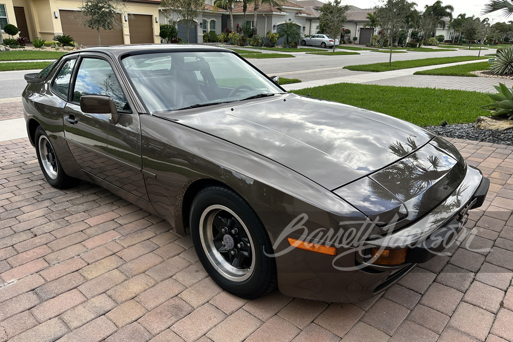 1983 Porsche 944 image 1