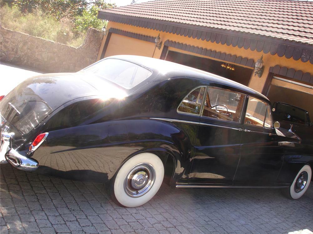 Rolls Royce Phantom V. MCG modell autó 1:43 méretarányos kivitelben